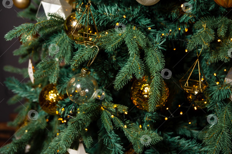Скачать Украшенная Рождественская елка крупным планом фотосток Ozero