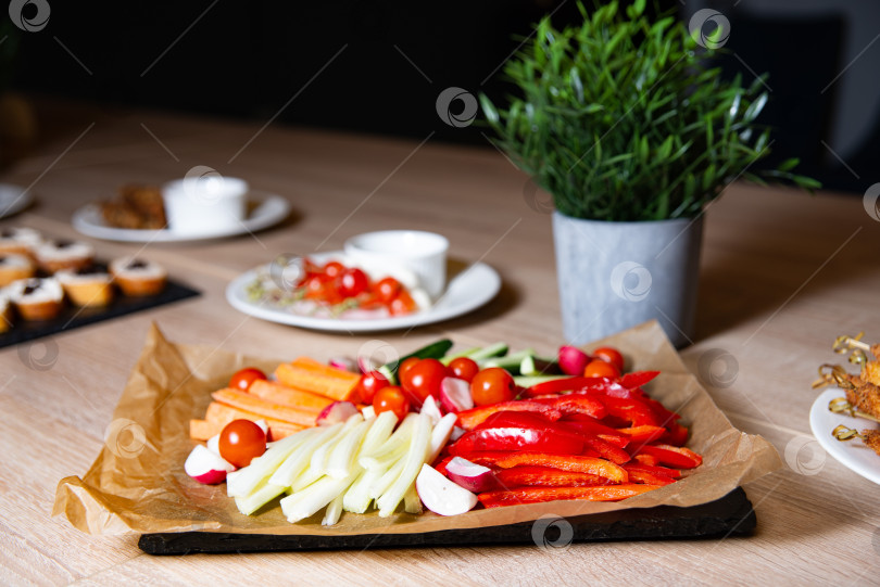 Скачать Красочное блюдо с овощным креветками на деревянном столе фотосток Ozero