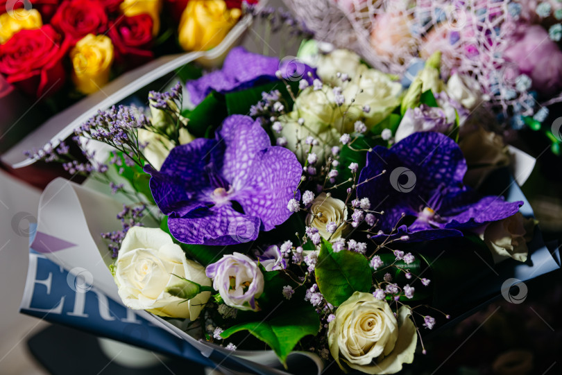 Скачать Элегантный букет с фиолетовыми орхидеями и белыми розами фотосток Ozero