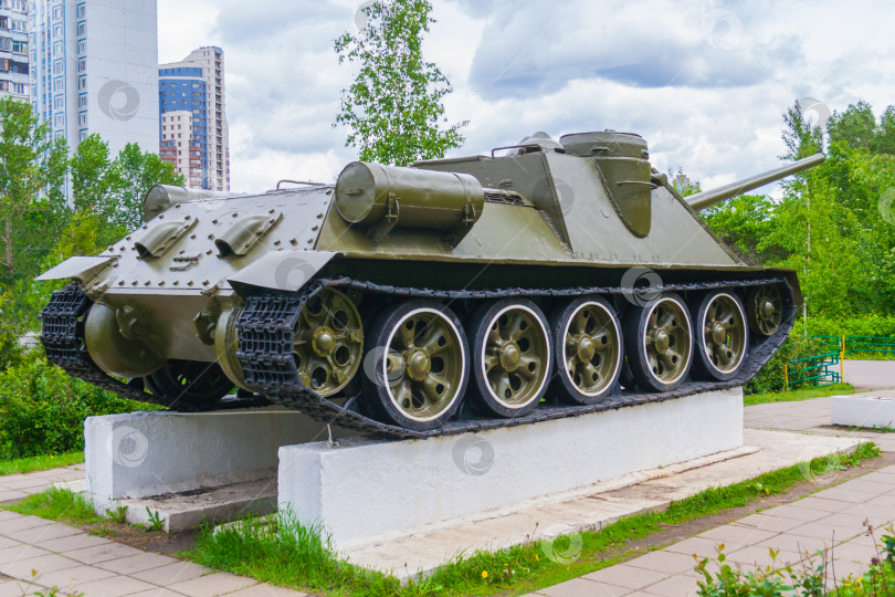 Скачать Памятник старому советскому танку фотосток Ozero