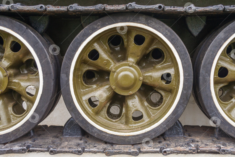 Скачать Протектор гусеницы танка с колесами фотосток Ozero