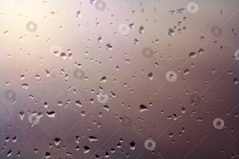 Скачать Капли дождя на стекле (фон) фотосток Ozero