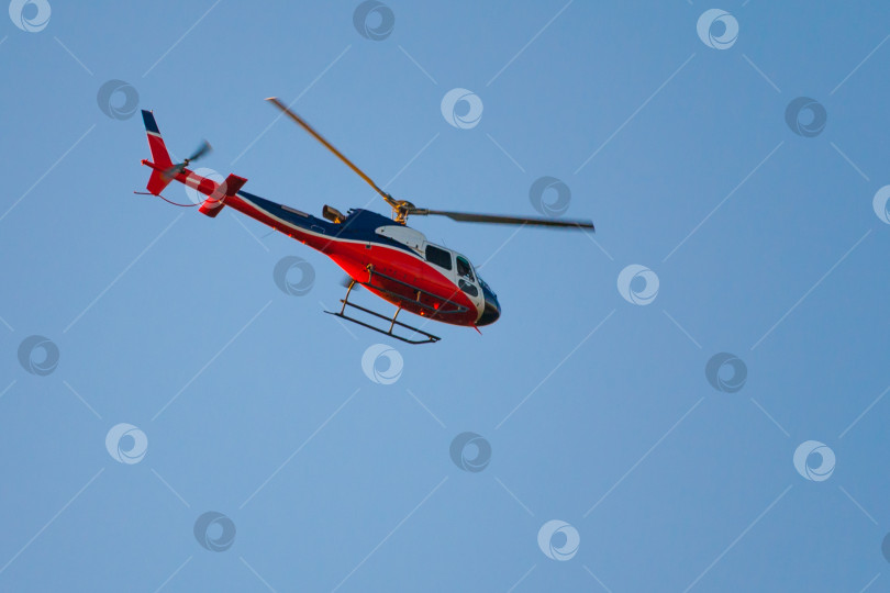 Скачать вертолет в голубом небе фотосток Ozero