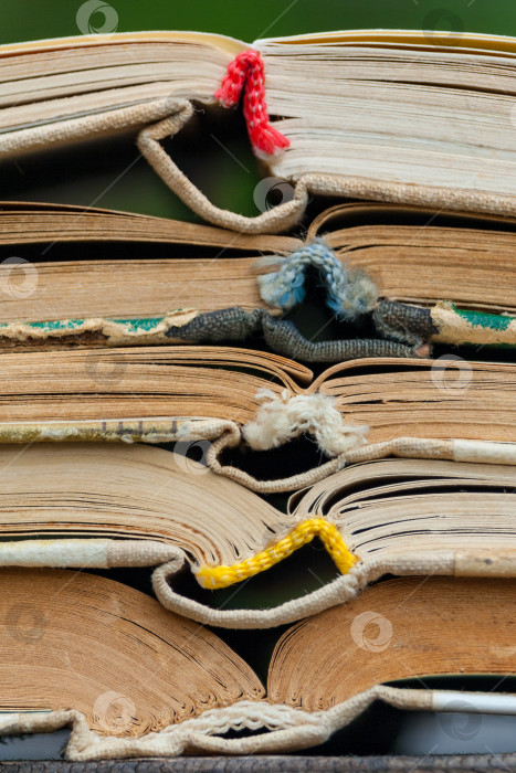 Скачать Вид крупным планом стопки раскрытых книг (фон, текстура) фотосток Ozero