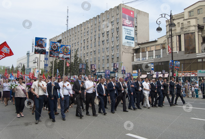 Скачать Тюмень, Россия, 9 мая 2019: Тюменцы с фотографиями генералов победителей и боевых наград в руках идут в рядах "Бессмертного полка" 9 мая фотосток Ozero