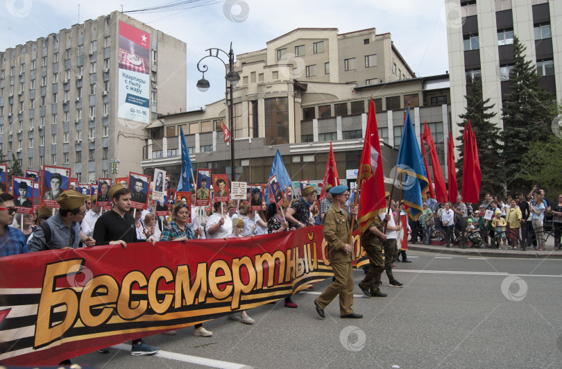 Скачать Тюмень, Россия, 9 мая 2019: Шествие "Бессмертного батальона" на 9 мая фотосток Ozero