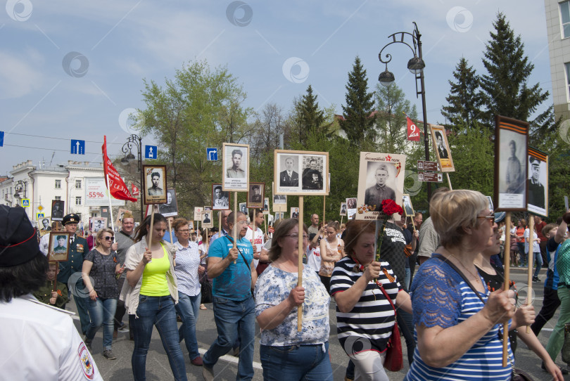Скачать Тюмень, Россия, 9 мая 2019: Тюменцы идут с фотографиями своих родственников на шествии "Бессмертного полка" 9 мая фотосток Ozero