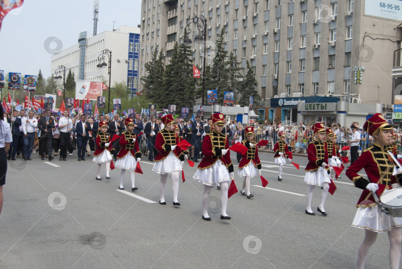 Скачать Тюмень, Россия, 9 мая 2019: Девочки в яркой форме маршируют впереди рядов "Бессмертного батальона" 9 мая фотосток Ozero