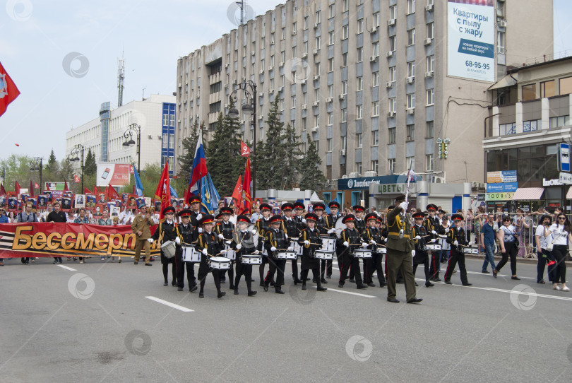 Скачать Тюмень, Россия, 9 мая 2019: Юные барабанщики маршируют впереди рядов "Бессмертного батальона" 9 мая фотосток Ozero