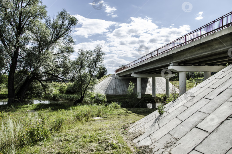 Скачать Мост через реку летом. Россия, Подмосковье. фотосток Ozero