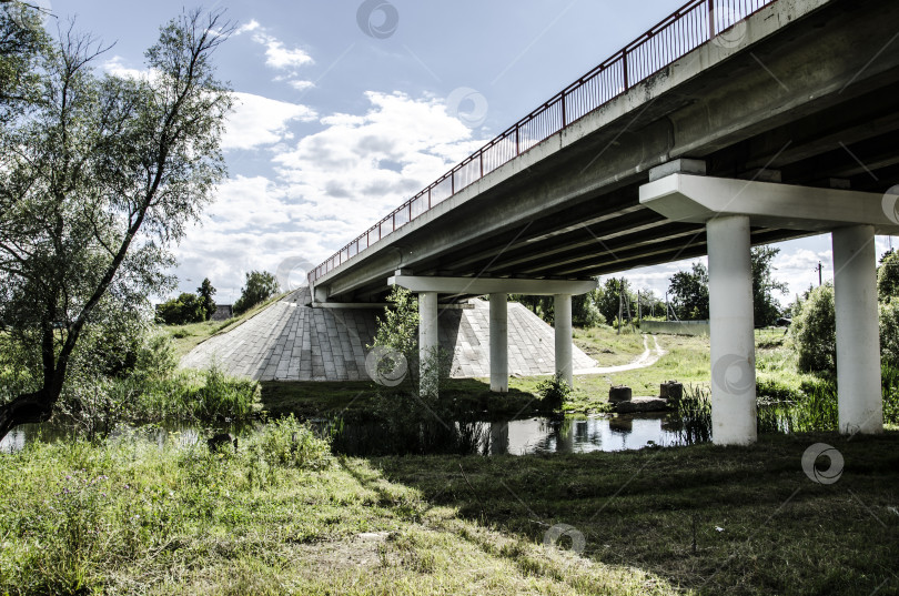 Скачать Бетонный мост через реку в сельской местности, Россия. фотосток Ozero