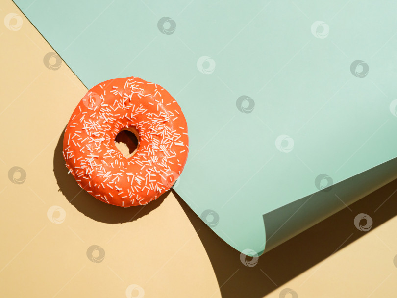 Скачать Глазированные пончики на красочном фоне, вид сверху фотосток Ozero