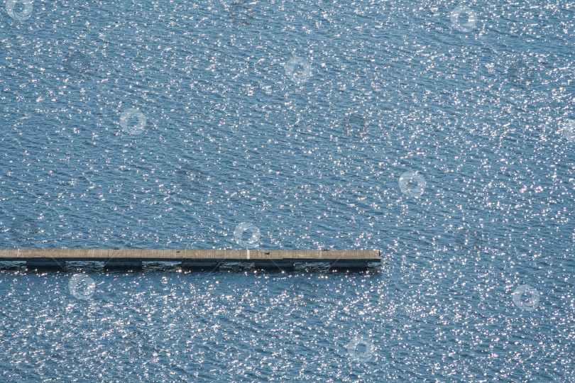 Скачать Пирс на фоне солнечных бликов на воде (абстракция, фон) фотосток Ozero