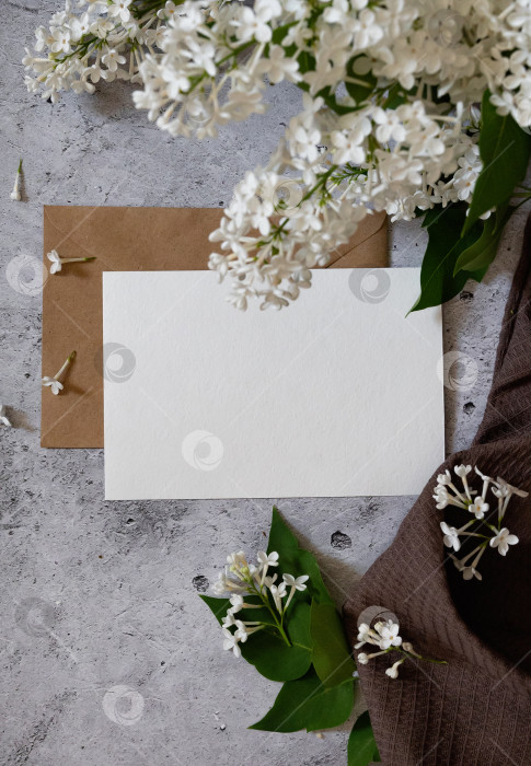 Скачать Макет поздравительной или пригласительной открытки с подарочной коробкой, конвертом и цветами весенней сирени фотосток Ozero