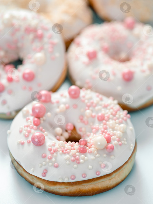 Скачать Романтические пончики в глазури. белая глазурь, розовая заправка фотосток Ozero