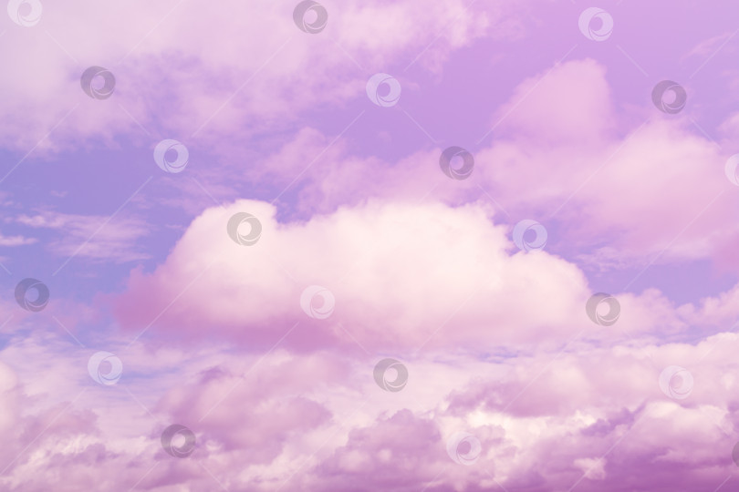 Скачать Розовые пушистые облака, освещенные солнечным светом на фоне ярко-голубого неба (фон, тонированный) фотосток Ozero