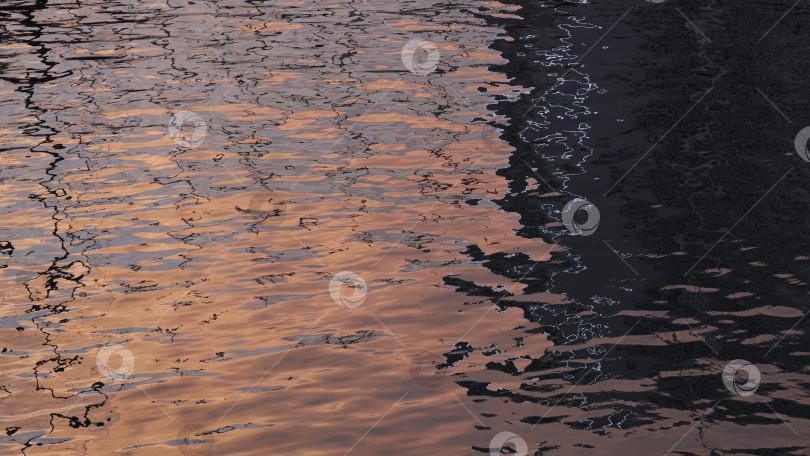 Скачать Вода течет по руслу, рисуя живописную сцену на закате фотосток Ozero