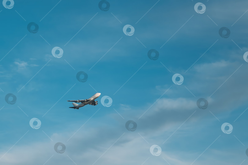 Скачать Самолет летит, набирая высоту в голубом небе в заданном направлении фотосток Ozero