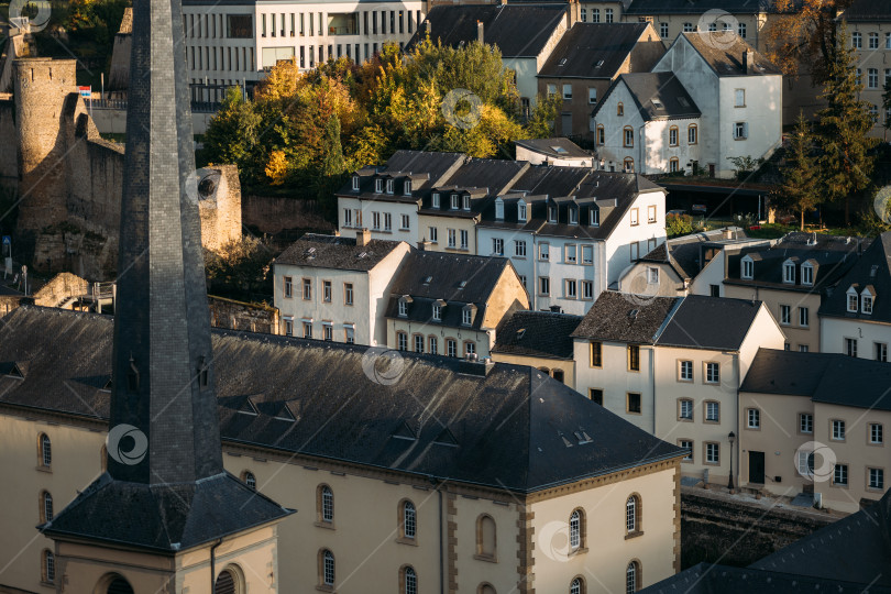 Скачать Исторические старинные невысокие здания с церковью в Люксембурге фотосток Ozero