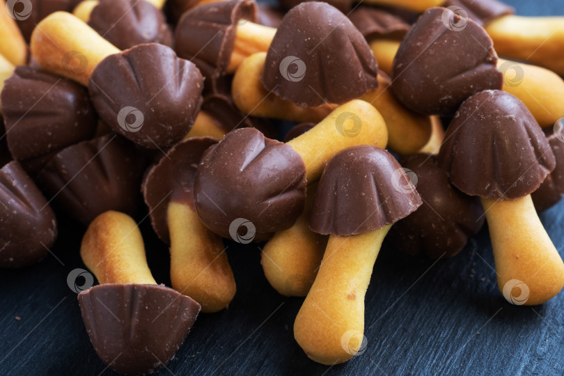 Скачать Печенье в форме гриба, шляпка и ножка из шоколадного теста. Сладкий десерт для детей "Шоколадный гриб". фотосток Ozero