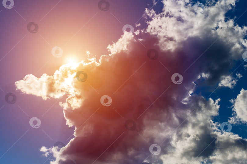 Скачать Облака, освещенные солнцем на фоне голубого неба (фон, тонированный) фотосток Ozero