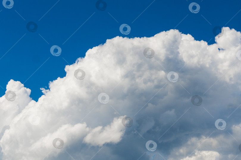 Скачать Белые кучевые облака на фоне ярко-голубого неба (задний план) фотосток Ozero
