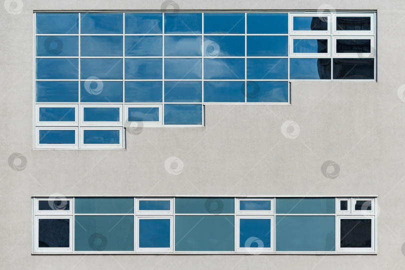 Скачать Современный фасад из стекла и бетона, отражающий небо и облака фотосток Ozero