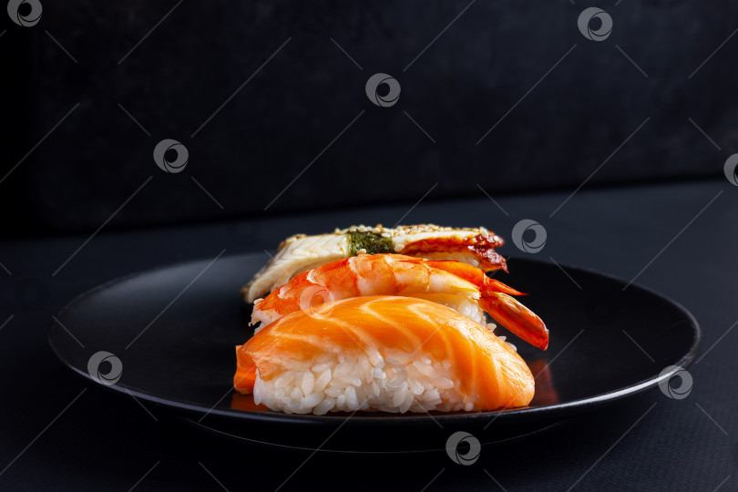 Скачать Японские суши из морепродуктов на черном фоне. фотосток Ozero