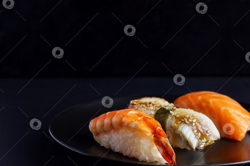 Скачать Японские морепродукты на темном фоне. Набор для приготовления суши. фотосток Ozero