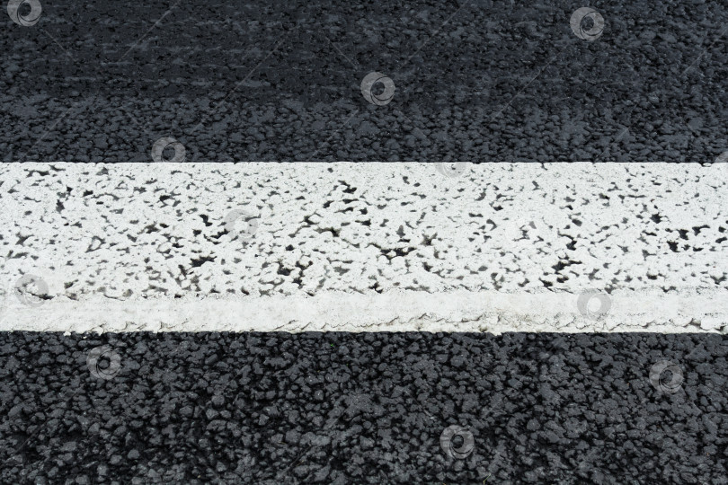 Скачать Белая линия на асфальтированной дороге фотосток Ozero
