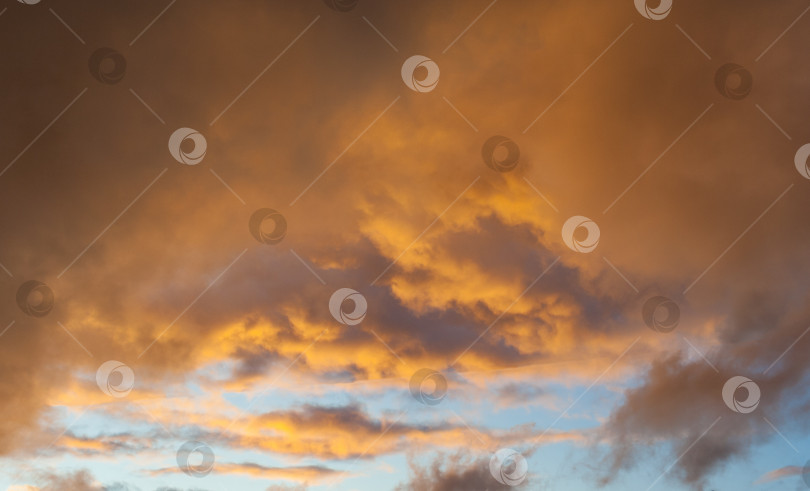 Скачать Вид на впечатляющие оранжевые облака на закате (тонированные) фотосток Ozero