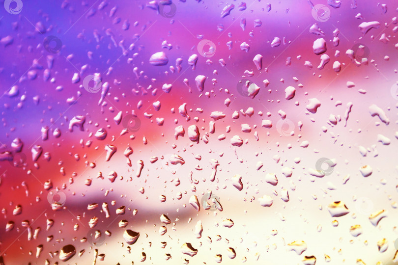 Скачать Капли дождя на оконном стекле на фоне ярких закатных облаков (тонированные, концептуальные) фотосток Ozero