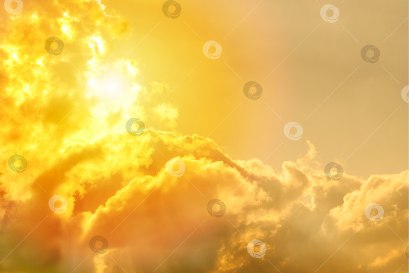 Скачать Пушистые кучевые облака в лучах солнца. Тонированный (фон) фотосток Ozero
