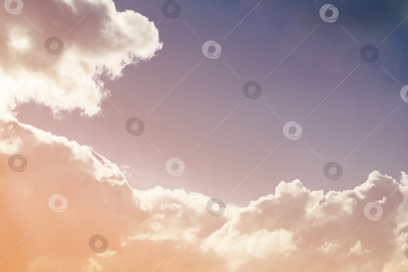Скачать Кучевые пушистые облака, освещенные солнечным светом на небе (фон, тонированный, копировать пространство) фотосток Ozero