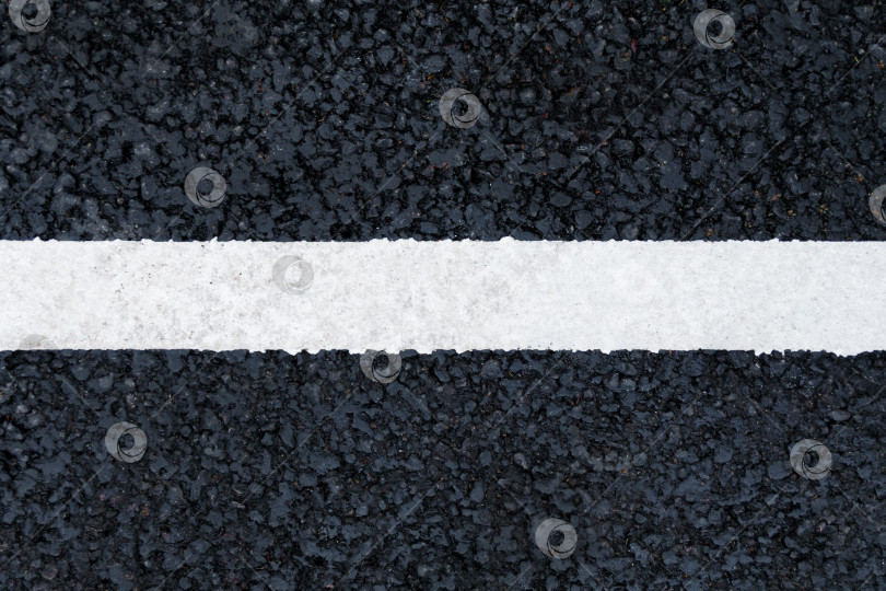 Скачать Горизонтальная белая линия разметки на асфальтированной дороге (фон, текстура, абстракция) фотосток Ozero