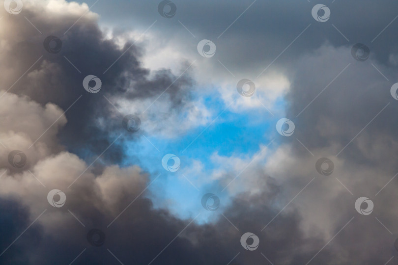Скачать Густой черный дым на фоне голубого неба фотосток Ozero