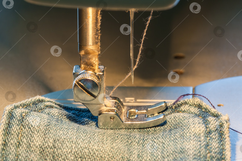 Скачать Лапка швейной машины на джинсовой ткани фотосток Ozero