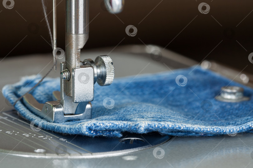 Скачать Лапка швейной машины на джинсовой ткани фотосток Ozero