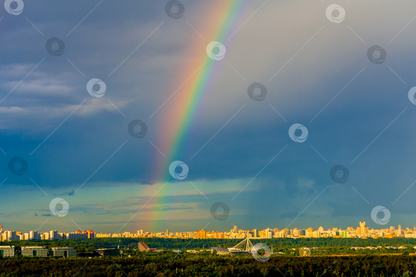 Скачать Радуга над городом фотосток Ozero