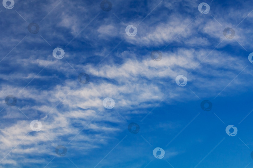 Скачать Белые облака на фоне голубого неба (задний план) фотосток Ozero