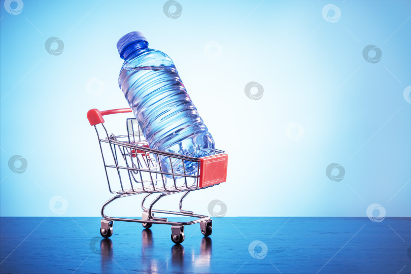 Скачать Крупный план тележки для покупок с пластиковой бутылкой питья. фотосток Ozero
