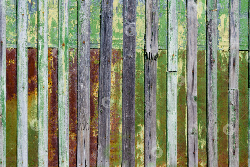 Скачать Состаренные окрашенные деревянные доски на ржавой металлической поверхности (фон, текстура) фотосток Ozero