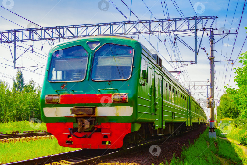 Скачать Поезд движется на фоне зеленых деревьев фотосток Ozero