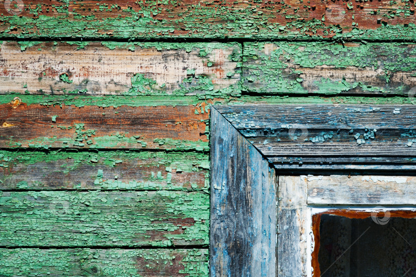 Скачать Состаренные окрашенные деревянные настенные доски с фрагментом оконной рамы (текстура, фон) фотосток Ozero