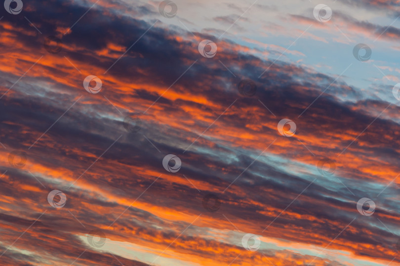 Скачать Облака, освещенные солнечным светом на вечернем небе фотосток Ozero