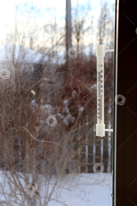 Скачать Пластиковый термометр за окном деревенского дома зимой фотосток Ozero