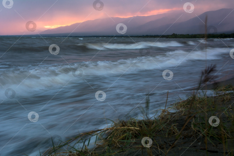 Скачать Штормовые волны на озере Иссык-Куль, грязная, но красивая вода. фотосток Ozero