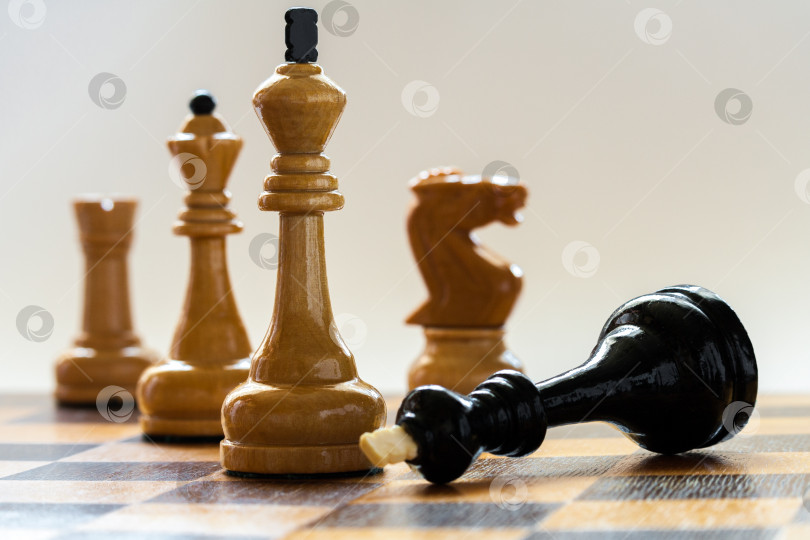 Скачать деревянные шахматные фигуры (крупным планом) фотосток Ozero