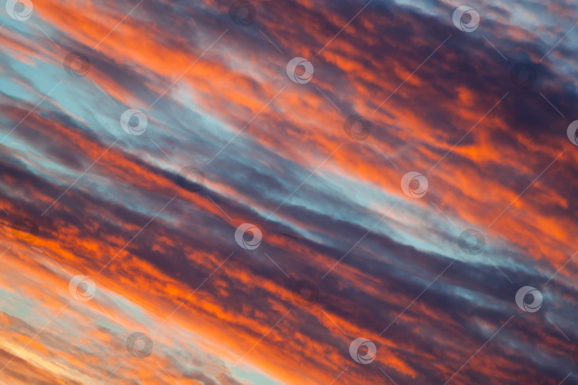 Скачать Облака, освещенные солнечным светом на вечернем небе фотосток Ozero