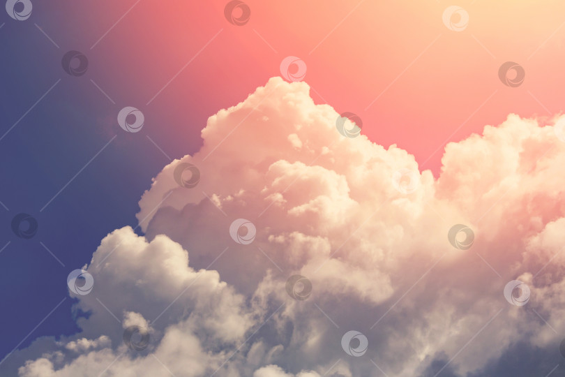 Скачать Кучевые пушистые облака в лучах солнца. Тонированный (фон) фотосток Ozero